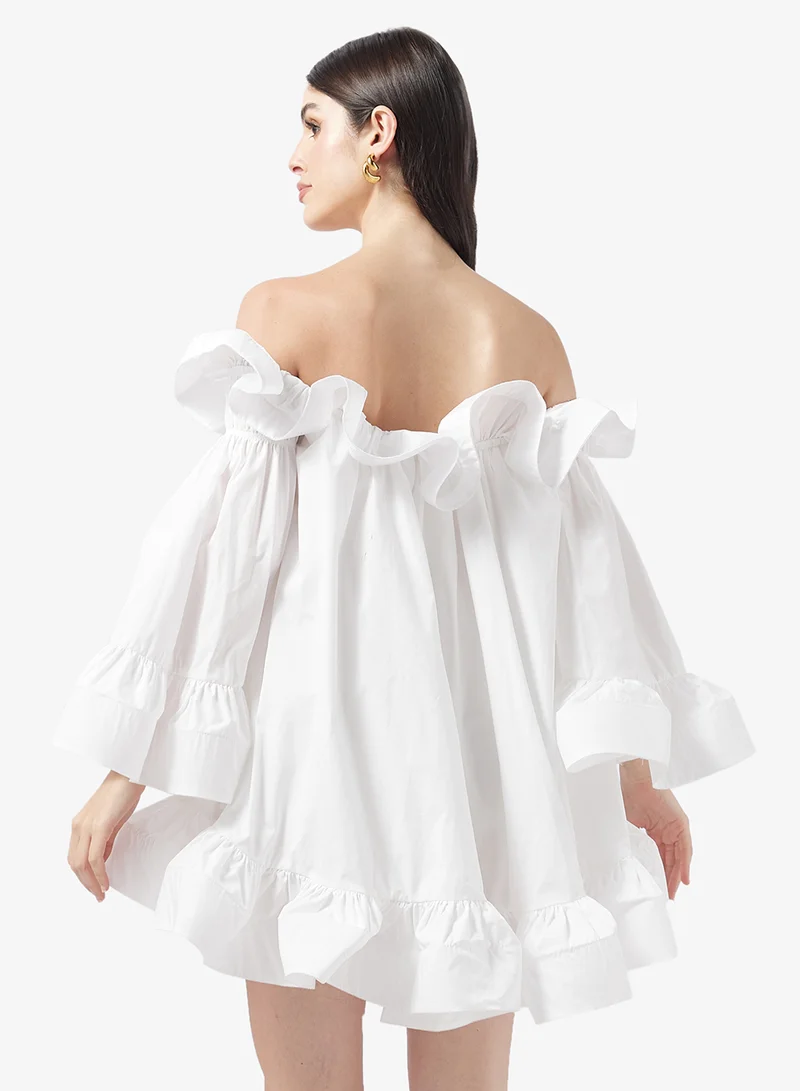 كولكتيف ذي لايبل فستان قصير مكشكش بكتف مكشوف